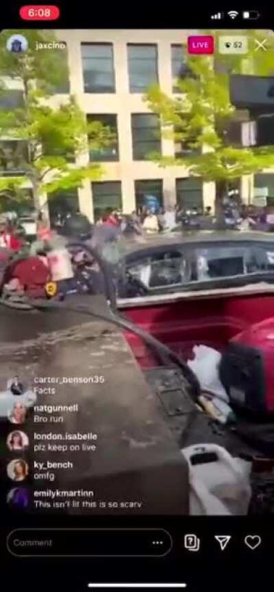 Neofascista americano aponta arco e flecha contra manifestantes anti-racismo