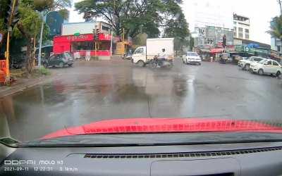 Volkswagen Polo running a red light almost gets T boned in Pune, India. Just two days after the dashcam installation did I witness such an incident.