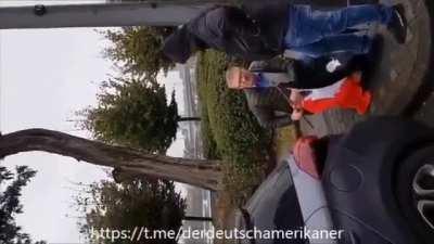 Немецкая пресса попала в очередной скандал. В интернет попало видео, как два работника телеканала WDR выносят на демонстрацию флаг 3 Рейха, чтобы затем снять это на камеру, тем самым дискредитировать людей. WDR 