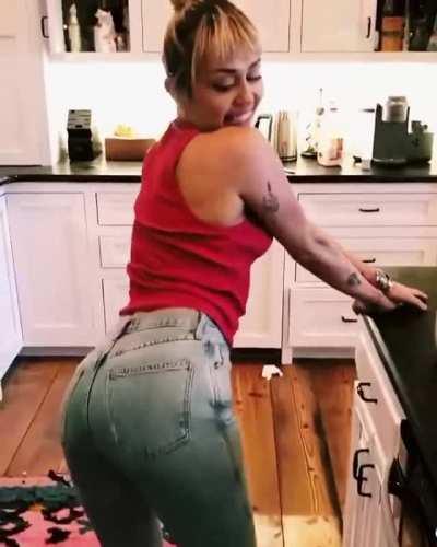Got Miley Cyrus cute petite ass stuck on my mind