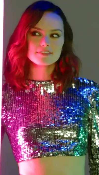 I see a hint of naughtiness in Daisy Ridley's adorable smile. 😏