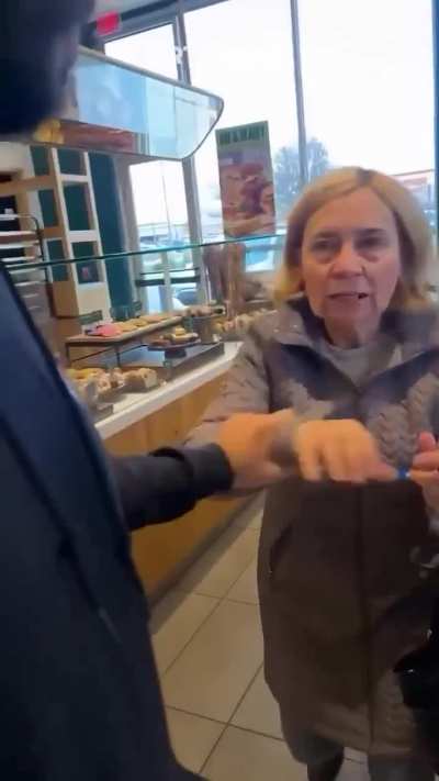 A PaIestinian family were harassed for wearing hoodies supporting PaIestine by a woman who became physical before threatening violence at a Panera Bread store in Chicago