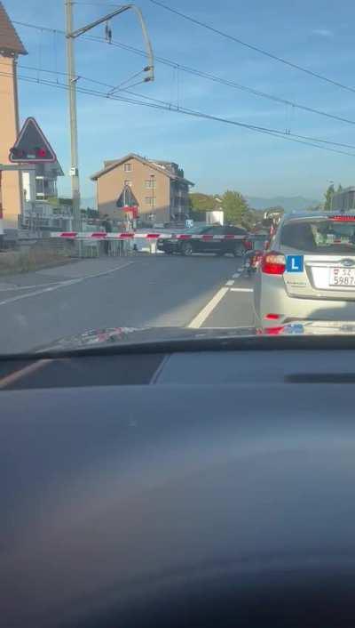 [oc] Train wins again