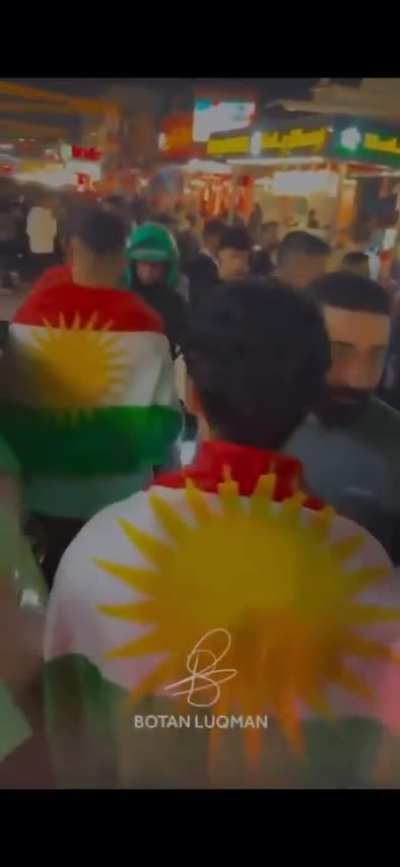 X’de bir kullanıcı “Burası kürdistan!” notuyla bu videoyu paylaştı. Videoda kürdistan bayraklı bir grup Irak bayraklı bireylerden zorla bayrakları alıyor.