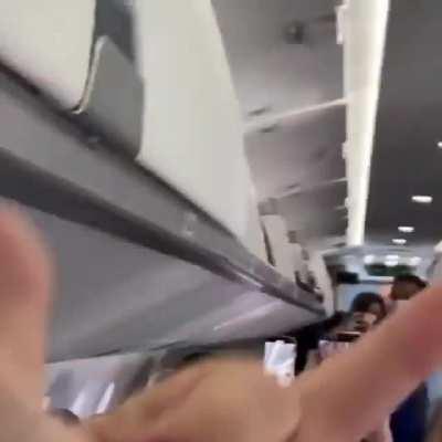 To com tanto ódio desse homem q se eu tivesse no vôo eu jogava ele pra fora 🤮