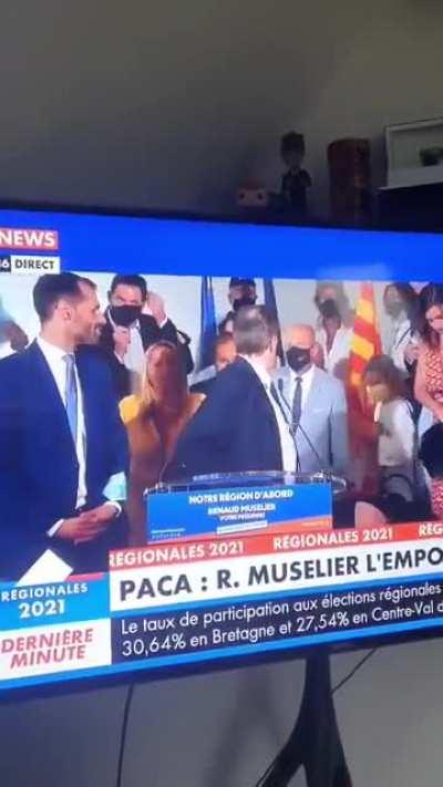 Politicians rush to put on masks after the broadcast begins early.