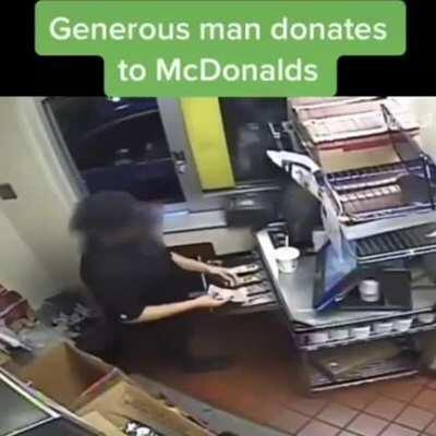Man donates hundreds of dollars to a McDonalds struggling from covid