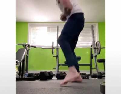 WCGW doing push ups with weight plates.