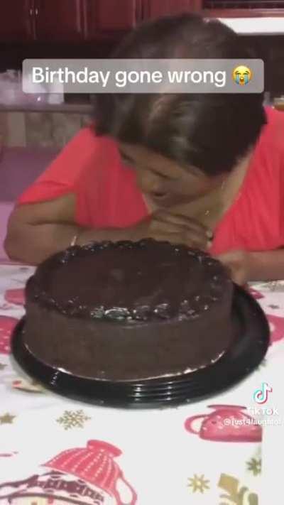 The cake refuse to be eaten