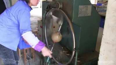 Firework shell pasting machine (to build up pressure for strong explosion)