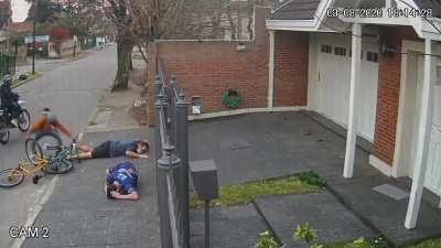 Adrogue-Almirante Brown. Padre e hijo son asaltados mientras andaban en bici y les pegan un tiro mientras estan en el piso(sin heridos ni muertos)