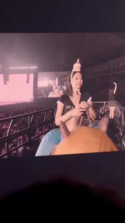 260116 Jennie in Capybara Costume @ BLACKPINK WORLD TOUR [DEADLINE] IN TOKYO D1