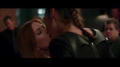 kissing Isla Fisher