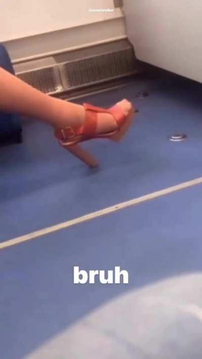 Ля, какая ножка..... ух, бля.