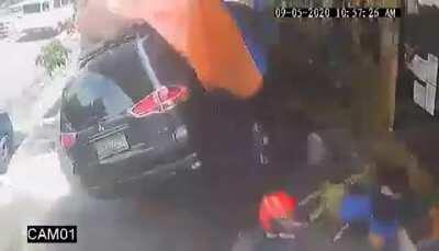 SUV, sumalpok sa mga taong naghihintay sa labas ng veterinary clinic sa Fairview, Quezon City; 3 sugatan sa insidente. | Video: QCPD Traffic Sector 2 via James Agustin