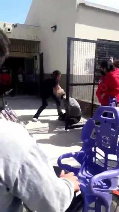 Una mujer muele a piñas a otra porque supuestamente le quita la ayuda social. 