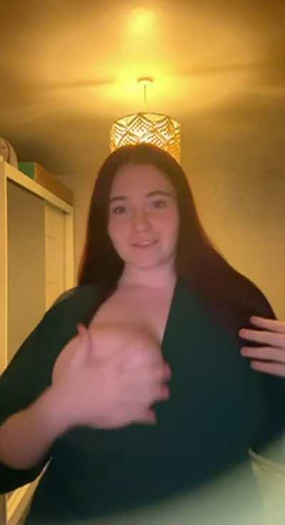 Any big titty lovers awake at this time? Say hi 🥰 (OC,20)