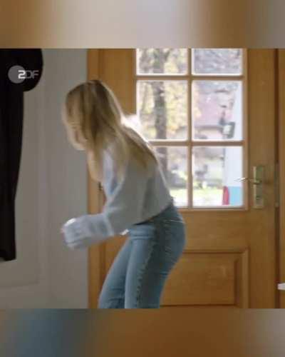 Julia Beautx in Frühling (Staffel 12, Folge 5) - „Flüsternde Geister“