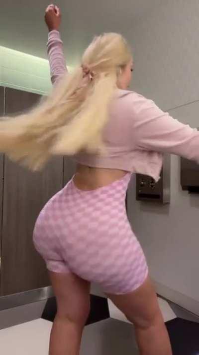 PAWG goddess Bootybyshels baddie sexy and bouncy ✔️