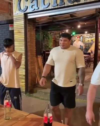 Joven misionero ganó 100 mil pesos en un certamen de beber gaseosa; superó a sus rivales marcando un tiempo de apenas 15 segundos