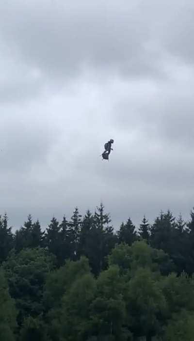 A man with Jetpack flew over the F1 cars at the 2022 Belgium Grand Prix qualifying, reaching a speed of 200km/h.