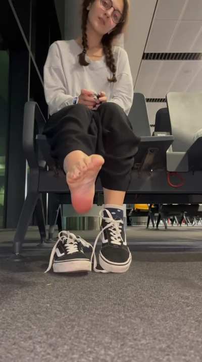Crazy me 🫢 smelling my socks at the airport 😍