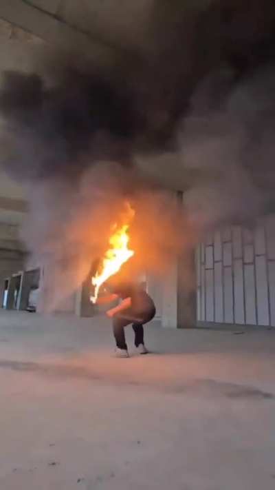 Guy recreates Nichirin Blade's signature move from Demon Slayer (source link in description)