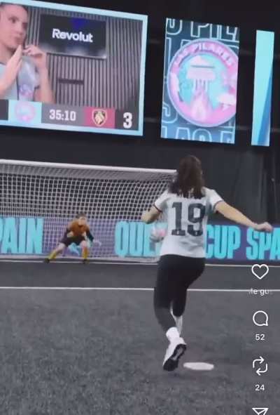 Con pantalones ajustados porque le encanta que le miren el culo (Marina Rivers). 🥵🔥