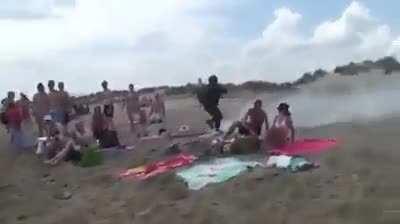 Berni el domador de sombrillas, disfrutando de la playa