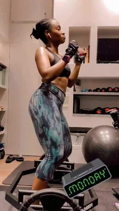 Teyonah Parris has such a fat ass it makes me so fucking hard