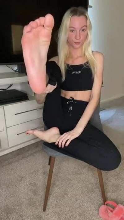 I heard you like blondes with cute feet 😉