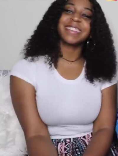 Small shirt + tight pants = 💦