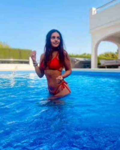 Essaye de ne pas bander ni gicler sur Lola