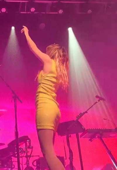 Lauren Mayberry has such a tight little body 🤤