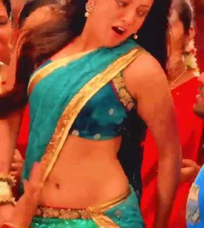 Hero kissing Kajal Aggarwal's whole body