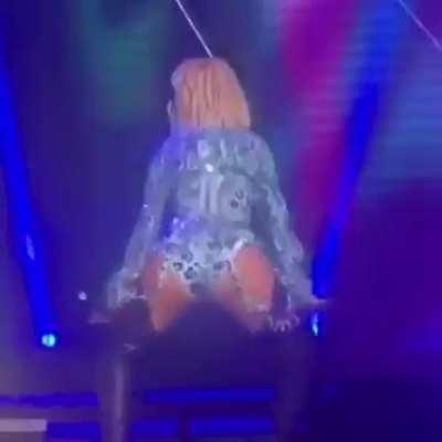 Perrie shaking that ass