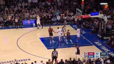 [Highlight] Julius Randle with a bounce back performance against the Clippers. He checks out with 27 points, 10 rebounds, and 3 assists while shooting 43% from the field and 6/6 from the line