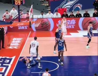 [Highlight] Tacko Fall posterizes a man in a game in China