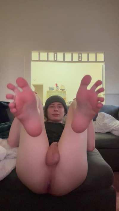 How fast would you cum if I gave you a footjob after a long day 🤭