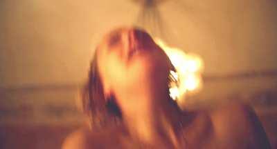 Elisabeth Moss bouncin' tits in The Square (2017)