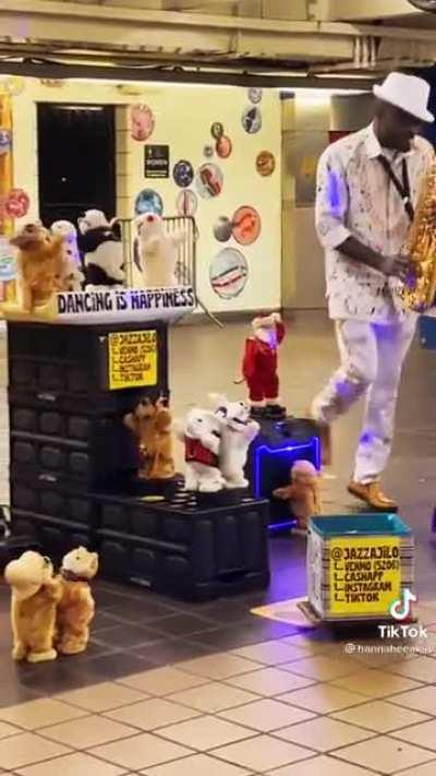 Saxophone good vibes in NYC