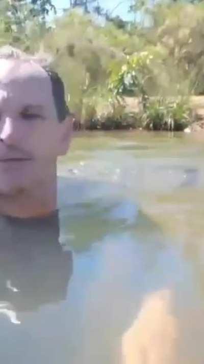 Veja esse cara tomando banho com uma onça