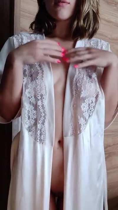 Felt like doing a very, very slow body reveal this morning 🤷‍♀️ [f]