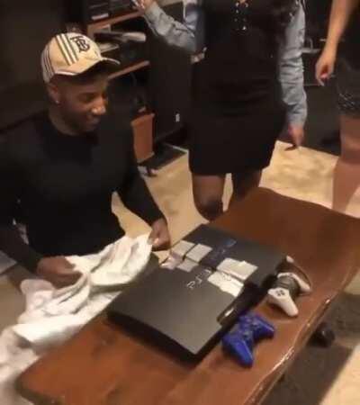 Хотел PS5, вот, на, забирай.