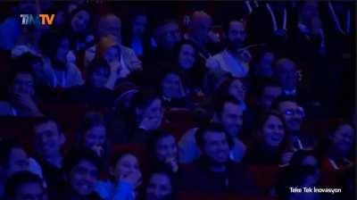 Bir yudumda şişeyi bitirdi kral