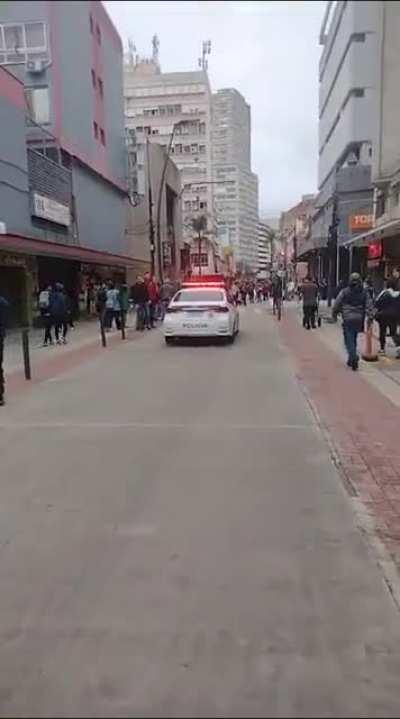 Aviso de evacuação no Centro de Porto Alegre devido a possível ruptura do muro de contenção da água