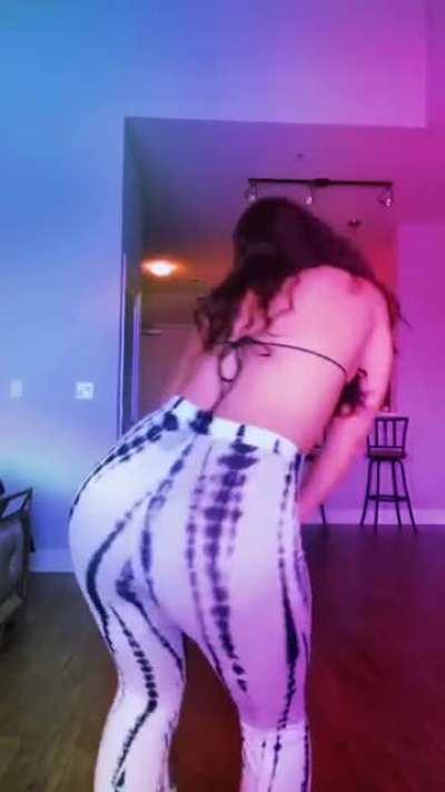 Go white girl go 🤤