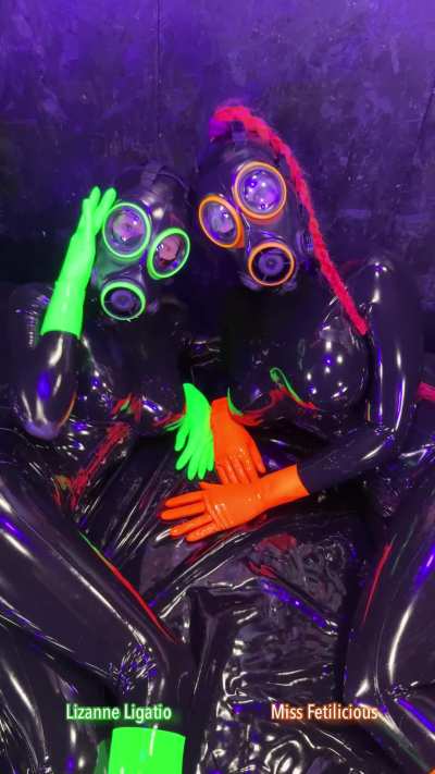 Glowing through the darkness with our UV latex gloves 💚🧡