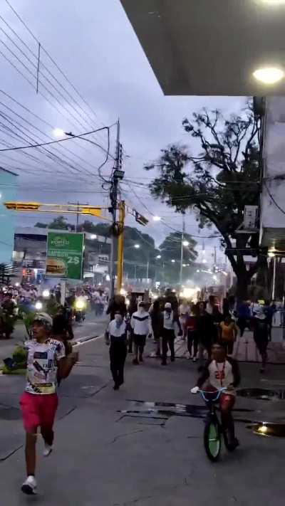 Chavez regresa... arrastrado por las calles de Venezuela.  - Fuck the dictador. - video de hace unos dias 