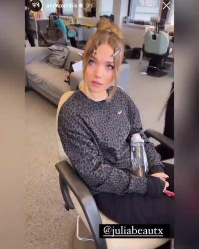 Noch mal als Vergleich in welcher Qualität normale Menschen posten und dann das was eine Millionenproduktion dort hochlädt… btw die Becker alte ist so fucking hässlich 😂